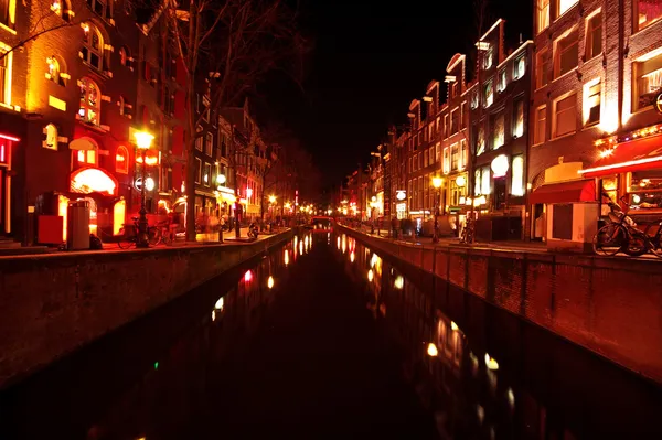 Kırmızı Fener Sokağı gece Hollanda'nın amsterdam — Stok fotoğraf