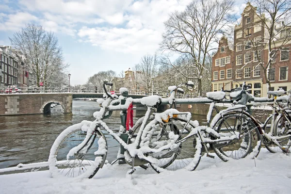 Amsterdam enneigé aux Pays-Bas — Photo