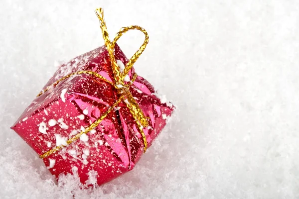 Weihnachtsgeschenk im Schnee — Stockfoto
