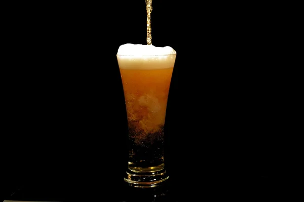 Μπύρα χύνοντας σε ένα ποτήρι — Φωτογραφία Αρχείου