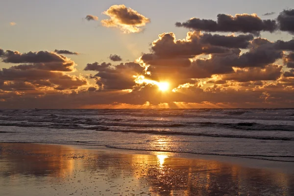 Solnedgång vid Nordsjön i Nederländerna — Stockfoto