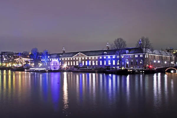 Bâtiment médiéval éclairé à Amsterdam Pays-Bas — Photo