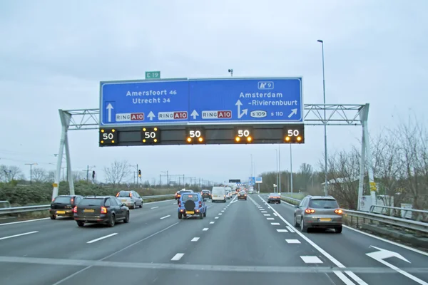 Jízdy na dálnici a10 v Amsterdamu Nizozemsko — Stock fotografie