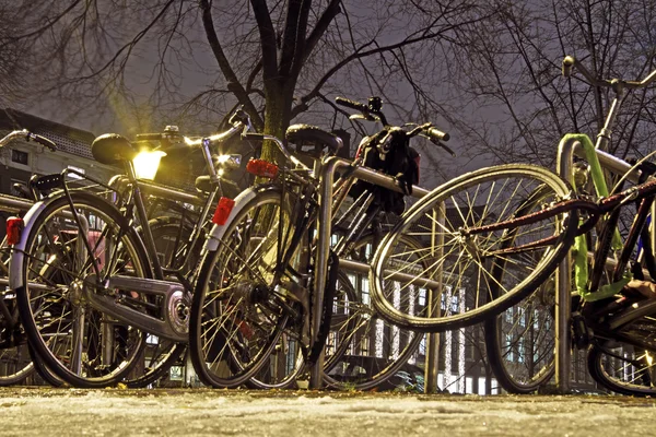 Bicicletas de noche en Amsterdam los Países Bajos — Foto de Stock