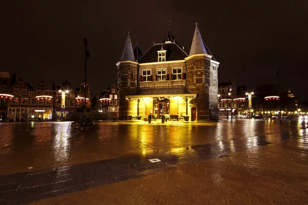 Stad schilderachtige uit amsterdam op de nieuwmarkt in Nederland — Stockfoto