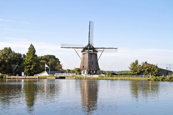 Moinho de vento medieval na zona rural dos Países Baixos — Fotografia de Stock
