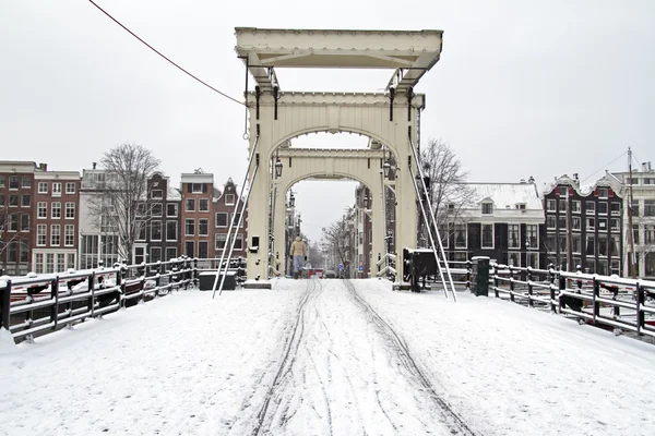 Ponte Snowy Thiny em Amsterdã Países Baixos — Fotografia de Stock