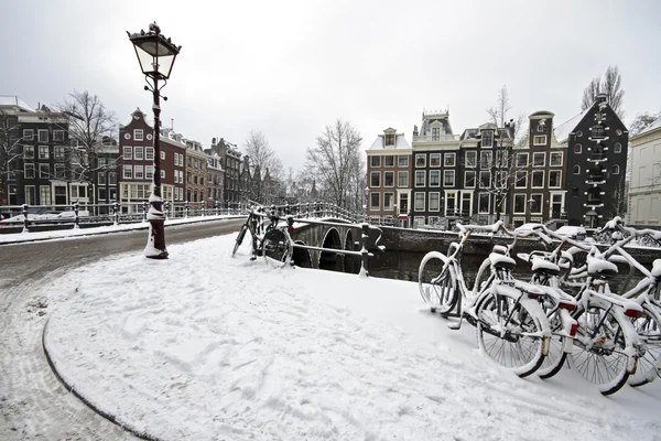 Снежный Амстердам в Нидерландах — стоковое фото