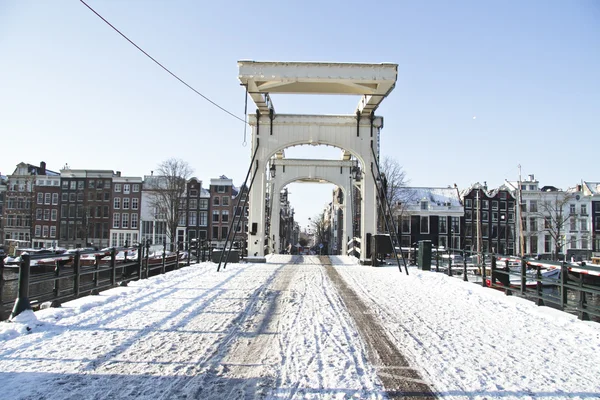 Ponte Snowy Thiny em Amsterdã Países Baixos — Fotografia de Stock