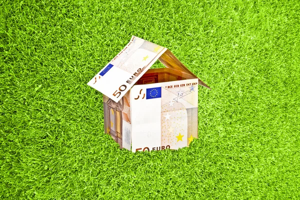 Куча монет евро в зеленой траве — стоковое фото