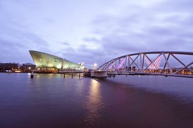 Amsterdam Hollanda liman gün batımında