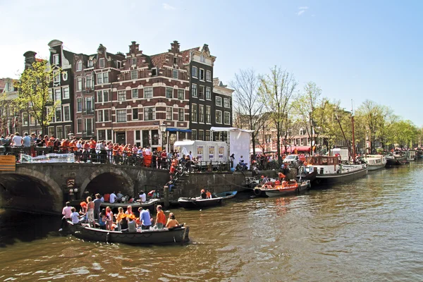 Amsterdam - 30 kwietnia: Obchody Queensday dnia 30 kwietnia 2012 — Zdjęcie stockowe