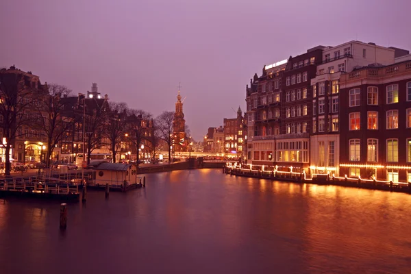 Vista sobre a torre Munt, em Amsterdã, Holanda, no crepúsculo — Fotografia de Stock