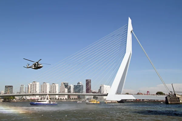 Rotterdam, Nizozemsko - září 09: armádní vrtulník letí — Stock fotografie
