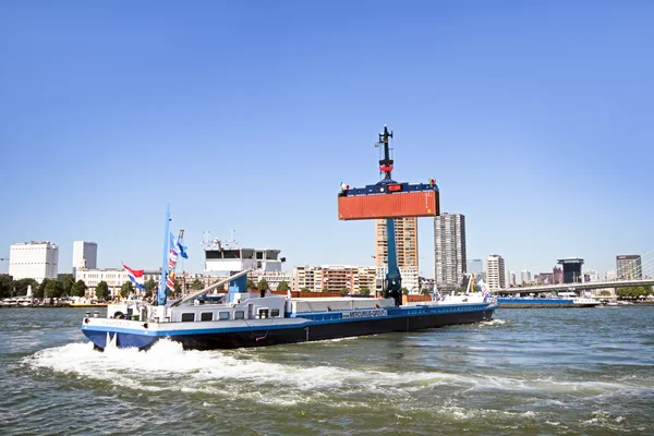 ROTTERDAM, NETHERLANDS - СЕНТЯБРЬ 09: Контейнерный корабль загружается — стоковое фото