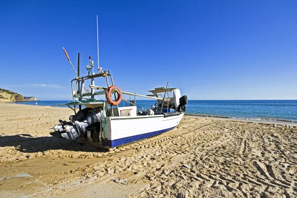 Salema Portekiz plajda, balıkçı teknesi — Stok fotoğraf