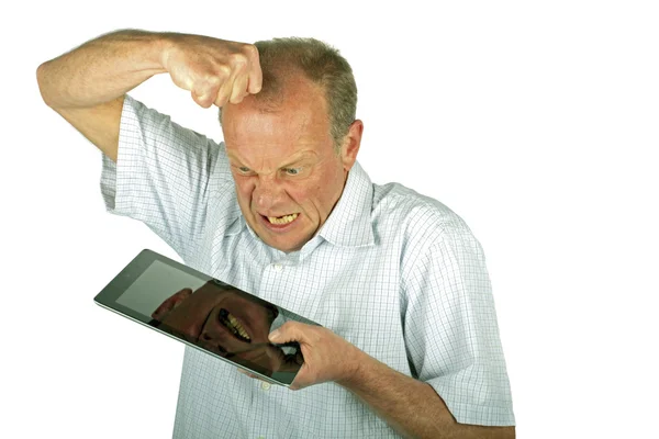 Boze man vernietigen zijn tablet pc — Stockfoto