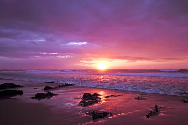 Pôr-do-sol roxo no oceano atlântico em Portugal — Fotografia de Stock