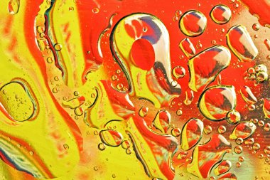 Su yüzeyine yağ damlıyor.