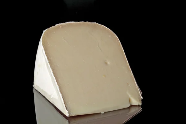 Fromage de chèvre néerlandais sur fond noir — Photo