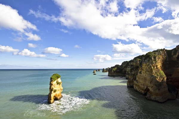 Rocas naturales en la costa sur cerca de Lagos en Portugal — Foto de Stock