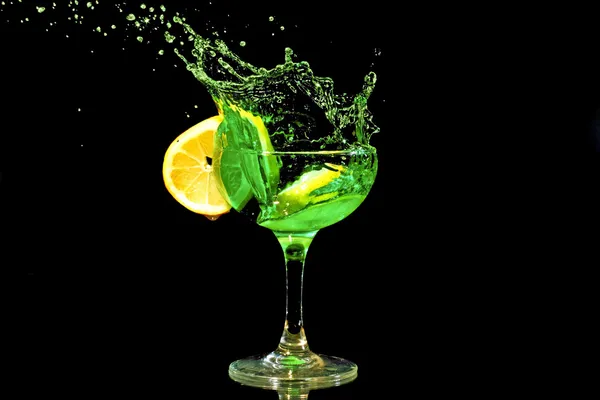 Zelený koktejl splash s plátkem citron — Stock fotografie