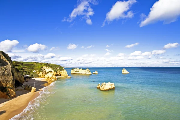 Natuurlijke rotsen bij de zuidkust in de buurt van lagos in portugal — Stockfoto