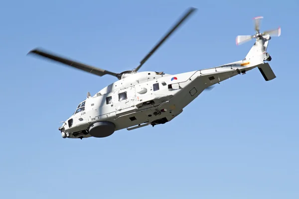 ROTTERDAM, PAÍSES BAJOS - 09 DE SEPTIEMBRE: El helicóptero del Ejército está volando —  Fotos de Stock