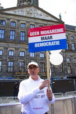 Amsterdam, Hollanda - 30 Nisan: adam d üzerinde gösteren