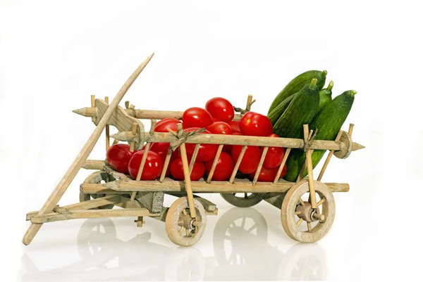 Old handcart full of tomatoes and cucumbers — Stock Photo, Image