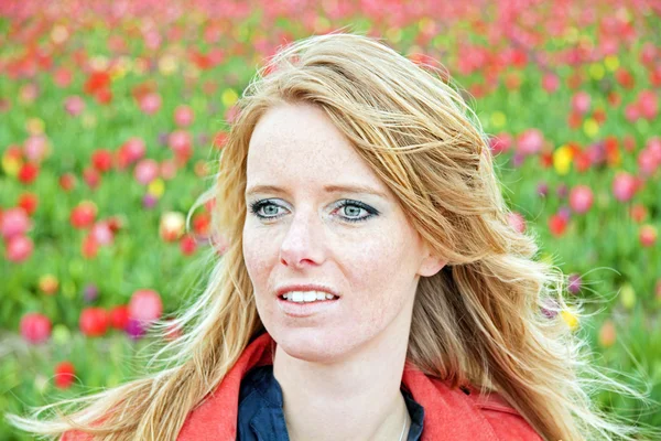 Молодая женщина на тюльпановых полях — стоковое фото