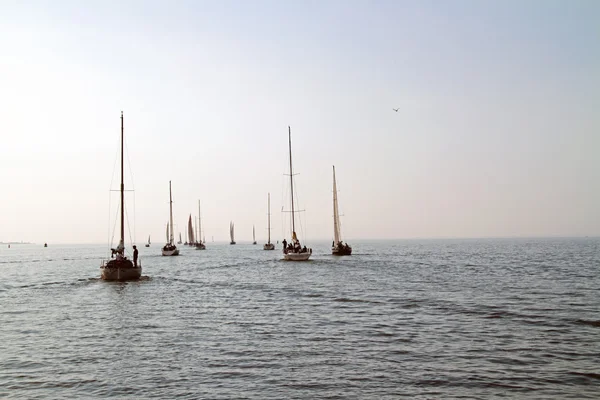 Żeglarstwo na IJsselmeer w Holandii o zachodzie słońca — Zdjęcie stockowe