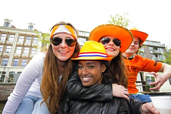 Amsterdam, Nizozemsko - 30. dubna: v oranžové slaví — Stock fotografie