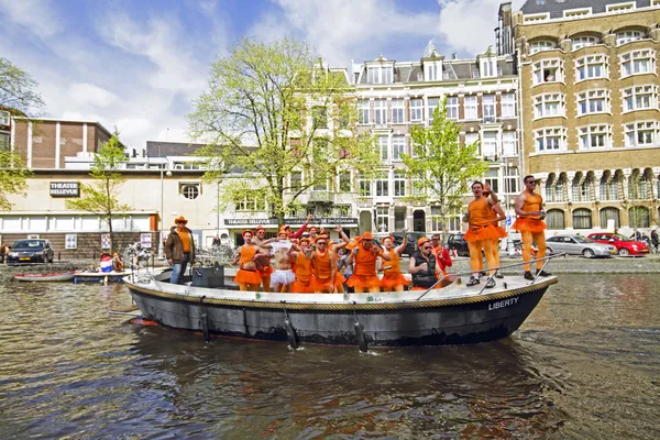 Amsterdam, Nederland - 30 april: in oranje cruising — Stockfoto