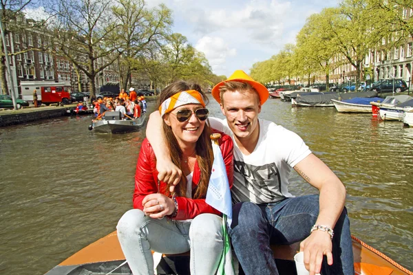 Amsterdam, Niederlande - 30. april: glückliches paar feiert die — Stockfoto