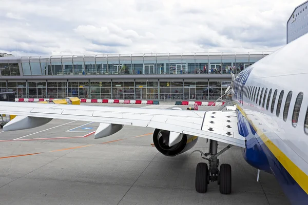 Embarque no aeroporto de Eindhoven, nos Países Baixos — Fotografia de Stock