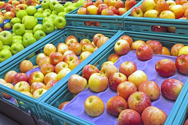 Ποικιλομορφία των κόκκινα και πράσινα μήλα στα σούπερ μάρκετ — Φωτογραφία Αρχείου