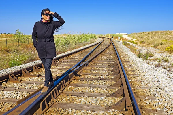 Jonge vrouw reizen naar haar vakantie bestemming — Stockfoto