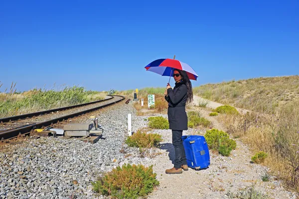 Jovem mulher viajando para o seu destino de férias — Fotografia de Stock