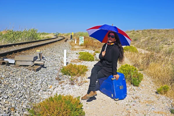 Junge Frau auf dem Weg zu ihrem Urlaubsziel — Stockfoto