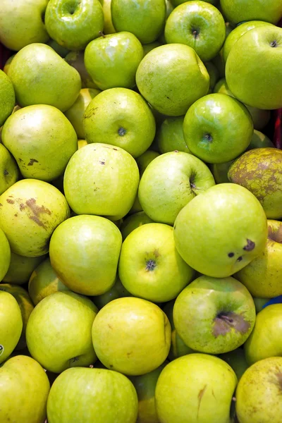 Organic apples in the market stall — Stock Photo, Image