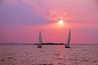 Gün batımında Hollanda 'da IJsselmeer' de yelken açmak.