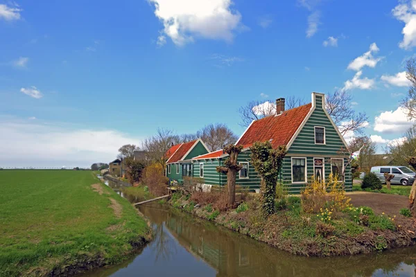 从荷兰乡下的中世纪木房子里 — 图库照片