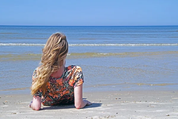 Frumos blonda femeie relaxing la the waterfront of the nord s — Fotografie, imagine de stoc