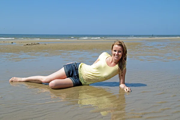 Schöne blonde Frau entspannt sich im Wasser der Nordsee — Stockfoto