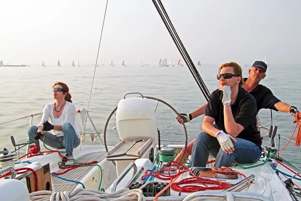 Navegando no IJsselmeer nos Países Baixos ao pôr do sol — Fotografia de Stock