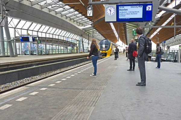 Viaggiatori in attesa del treno alla stazione Bijlmer Amsterdam th — Foto Stock