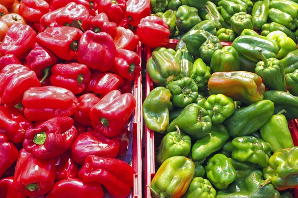 Ekologiczne zielone i czerwone papryki słodkiej w supermarkecie — Zdjęcie stockowe