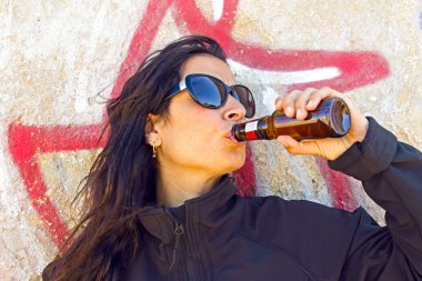 graffiti duvar önünde bira içmek kadın