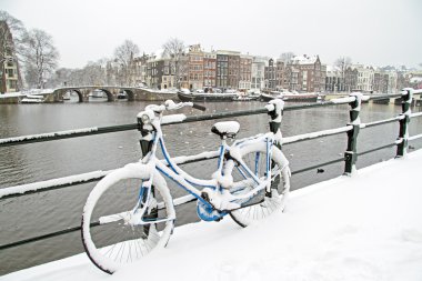 Kış aylarında Hollanda'nın amsterdam Bisiklet